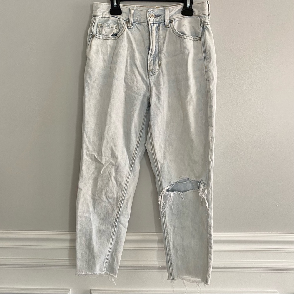 Women’s 2 EXTRA SHORT American Eagle light wash distressed straight leg jeans
